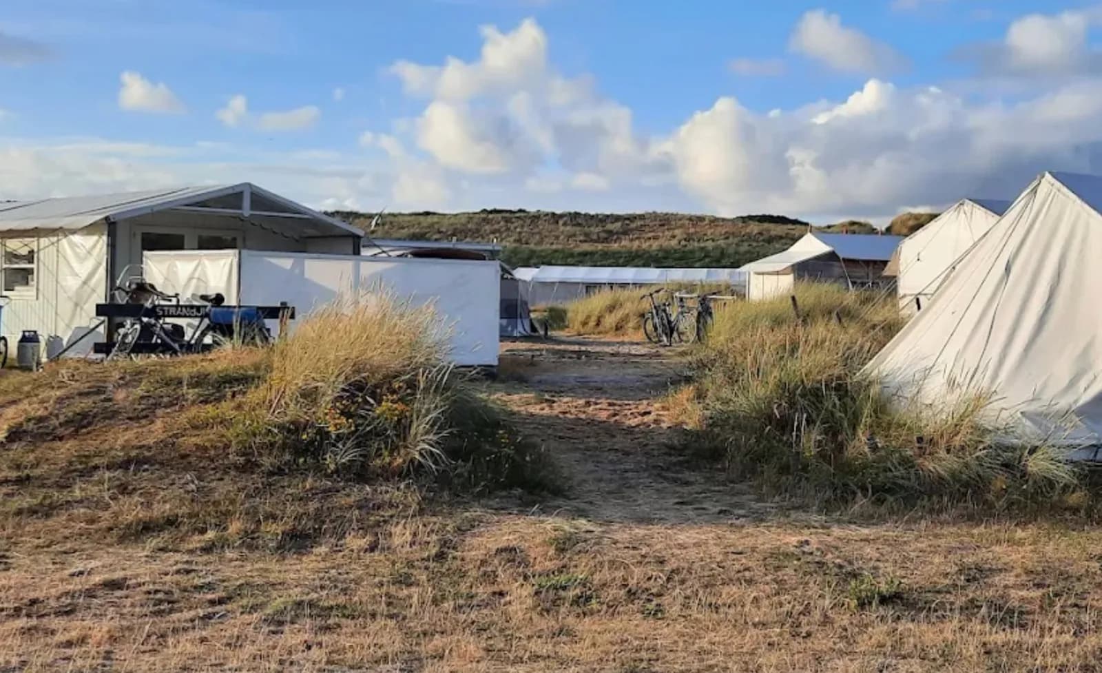 Tenten en tenthuizen op Camping Stortemelk, Vlieland